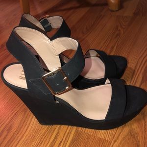 Black wedges